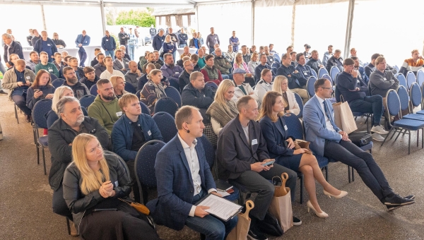 Robofestil kiideti siinseid teravaid pliiatseid ja lennukuseks vajalikku keskkonda